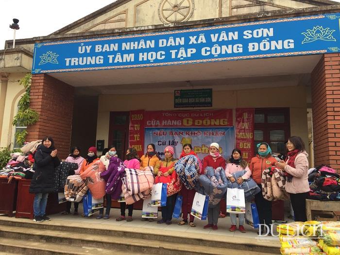 Công đoàn Tổng cục Du lịch trao tặng quà cho bà con khó khăn xã Vân Sơn.